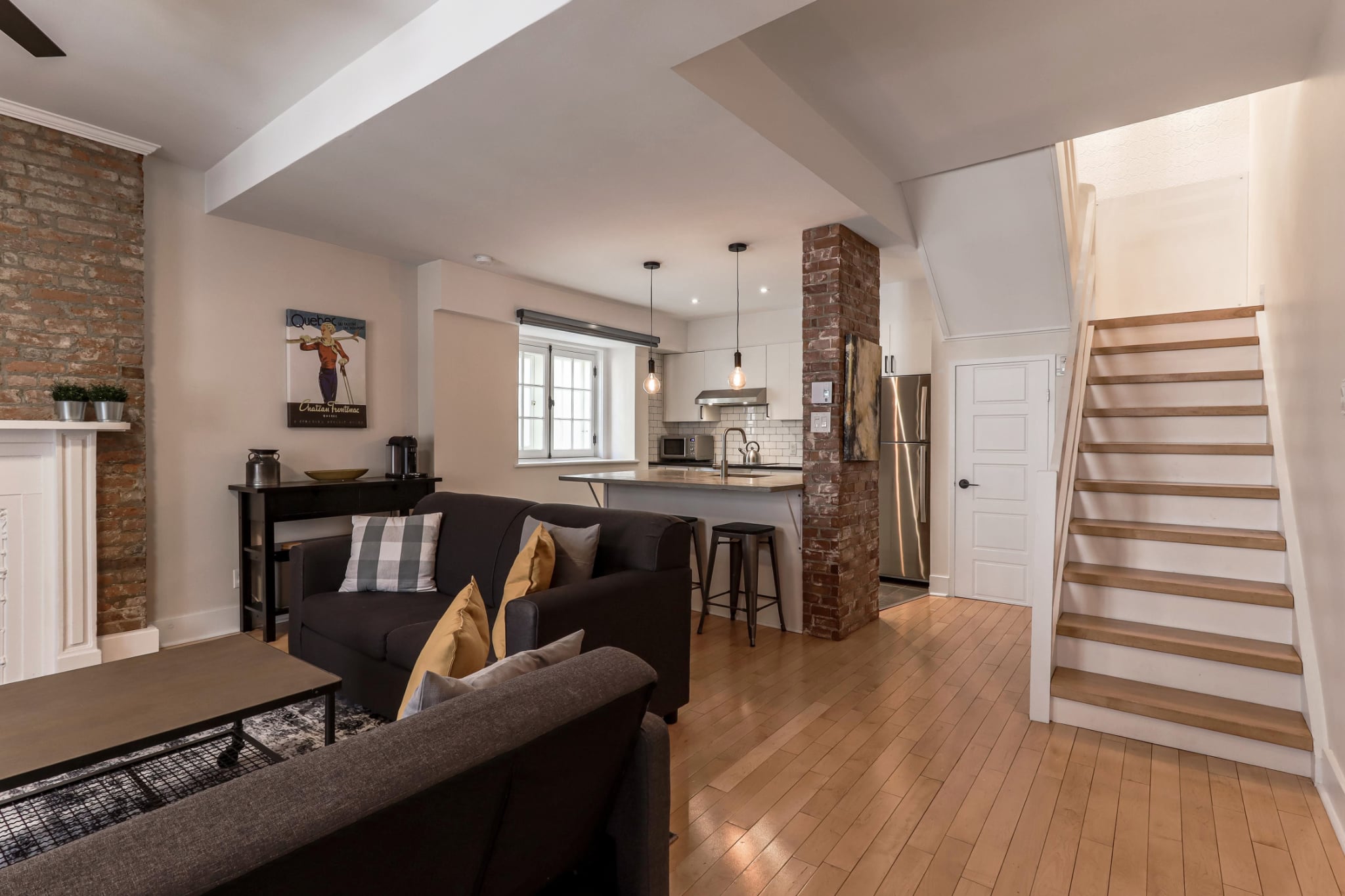 Salon ouvert sur la cuisine avec escalier