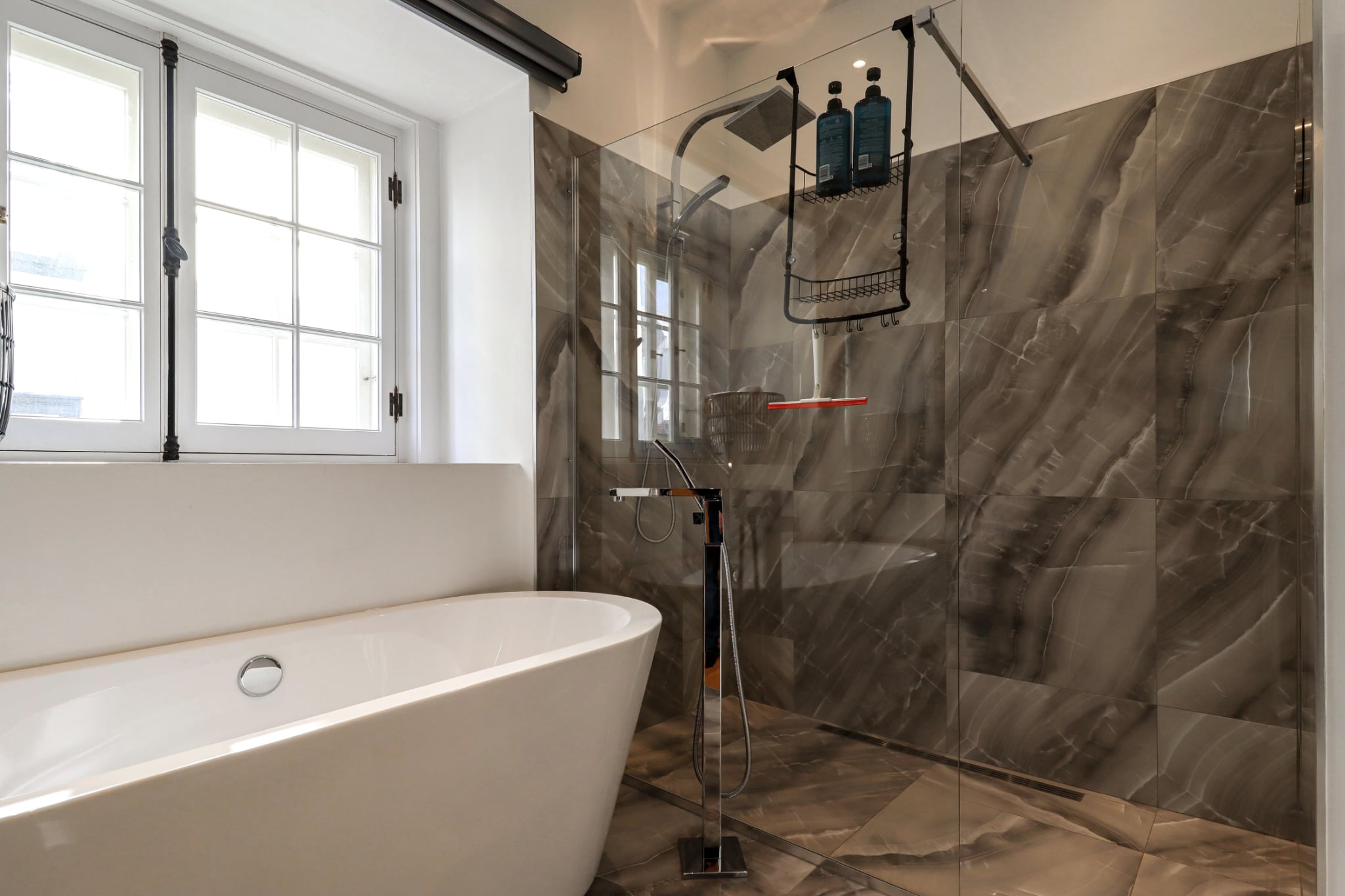 Salle de bain avec bain autoportant et douche vitrée