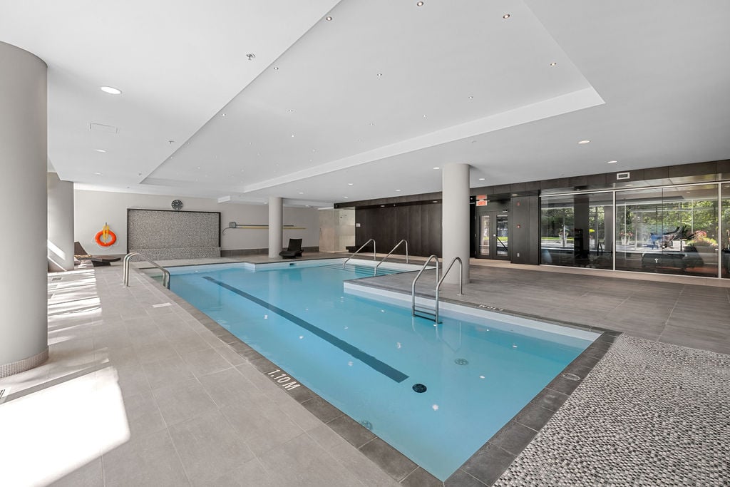 Piscine intérieure de l'immeuble
